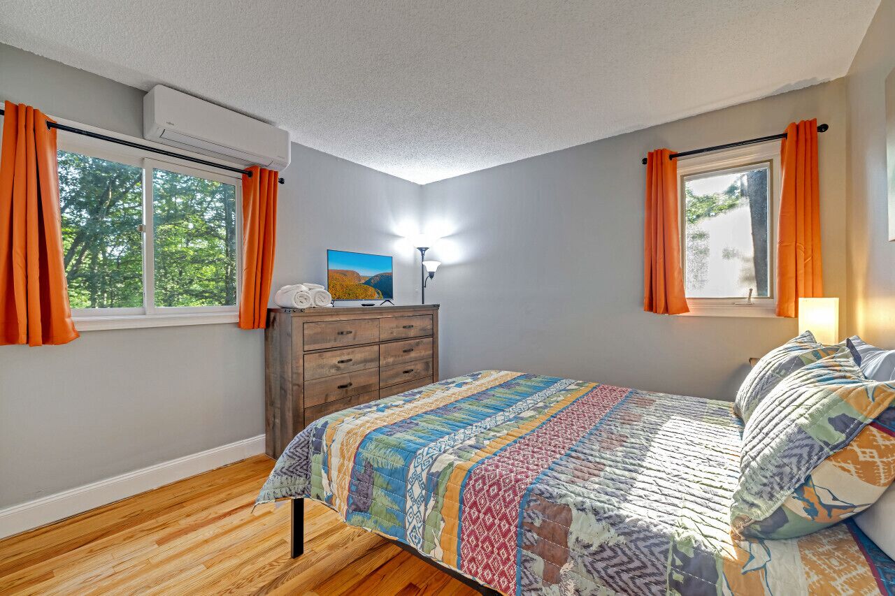 4 bedrooms, desk, iron/ironing board, travel crib