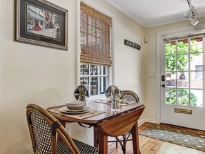 Dining - Enchanted property with a beautiful courtyard! (Savannah)