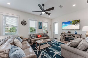 Smart TV, fireplace, books - Luxurious House on the Canal, Pool, Hot Tub, steps to BEACH (Mexico Beach)