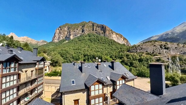 Une montagne dont le sommet est rocheux et les flancs couverts de forêts.