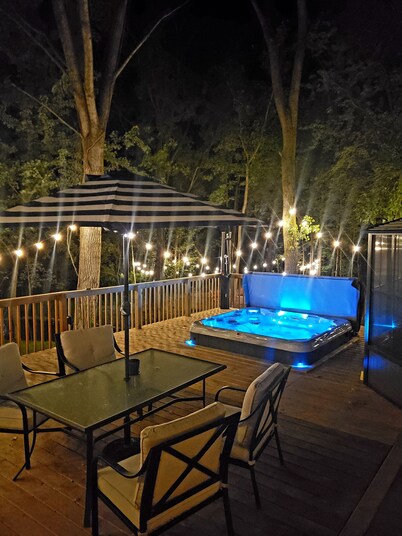 Fully renovated private & cozy 3 bdr cottage with hot tub close to Warren Dunes 