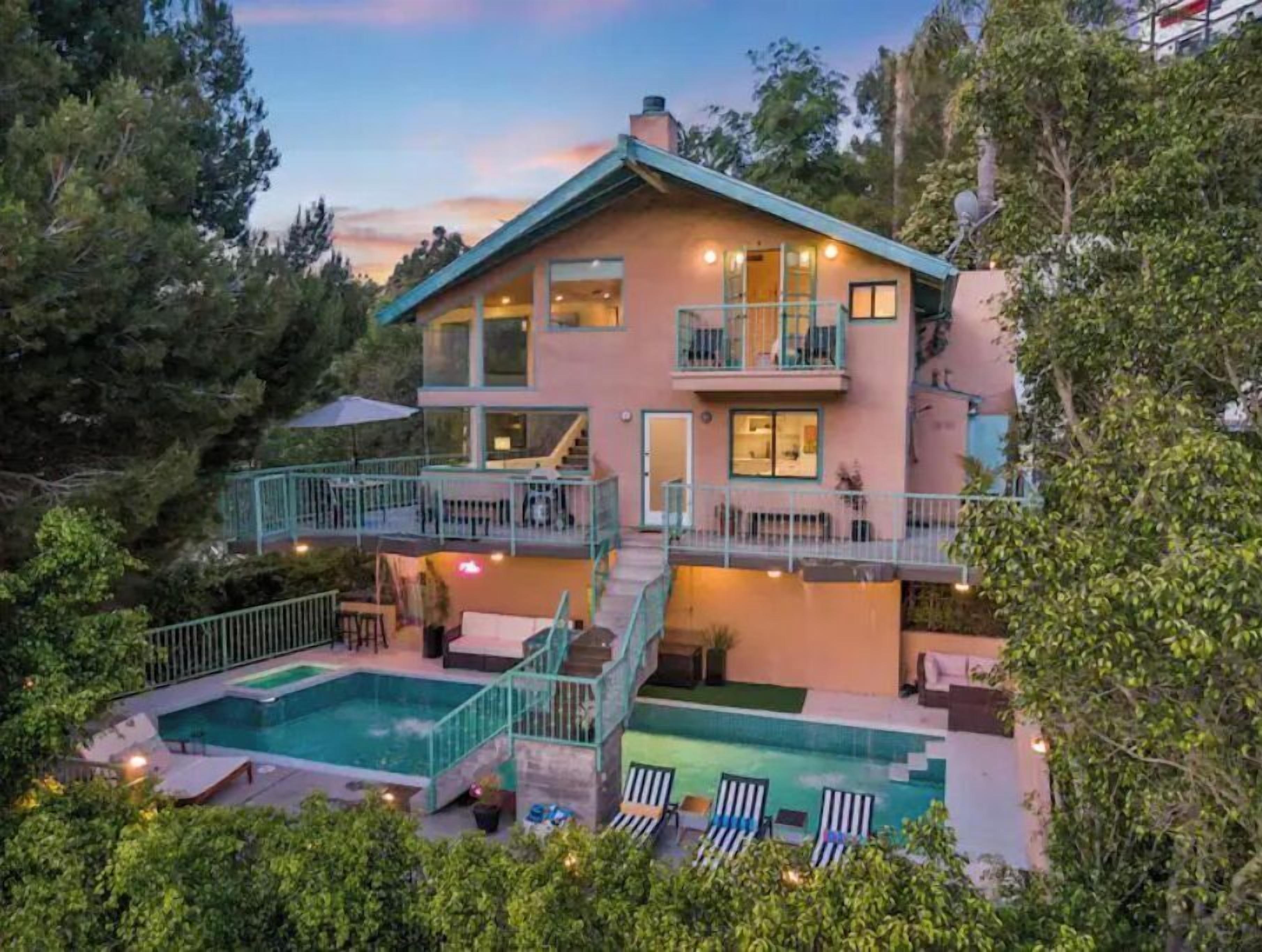 Private Hollywood Hills 1 bdrm with pool, hot tub and backyard screening area