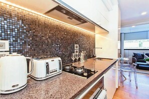 Jääkaappi, mikroaaltouuni, uuni, liesi