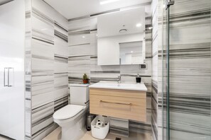 Shower, hair dryer, towels, soap - Spacious one Bedroom Apartment in Newmarket (Auckland)