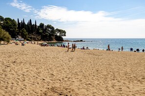 Una spiaggia nelle vicinanze