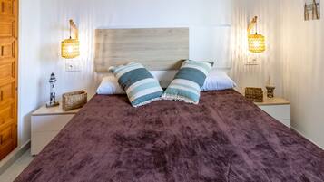 1 slaapkamer, een strijkplank/strijkijzer, beddengoed