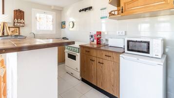 Een koelkast, een oven, een kookplaat, een broodrooster