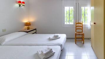 1 slaapkamer, een strijkplank/strijkijzer, beddengoed