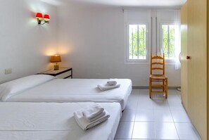 1 chambre, fer et planche à repasser, draps fournis
