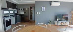 Refrigerador, microondas, horno, placa de cocina