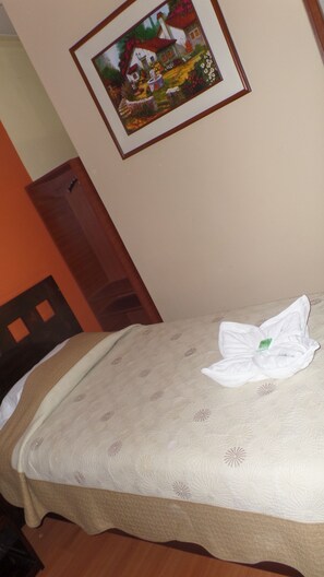 Escritorio y ropa de cama 
