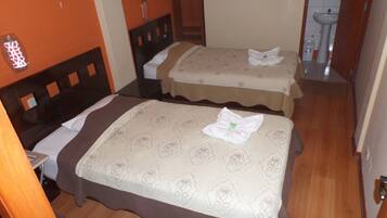 Quarto duplo standard | Escrivaninha, roupa de cama