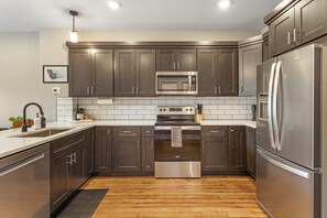 ث�لاجة، ميكروويف، فرن، موقد طهي مسطح