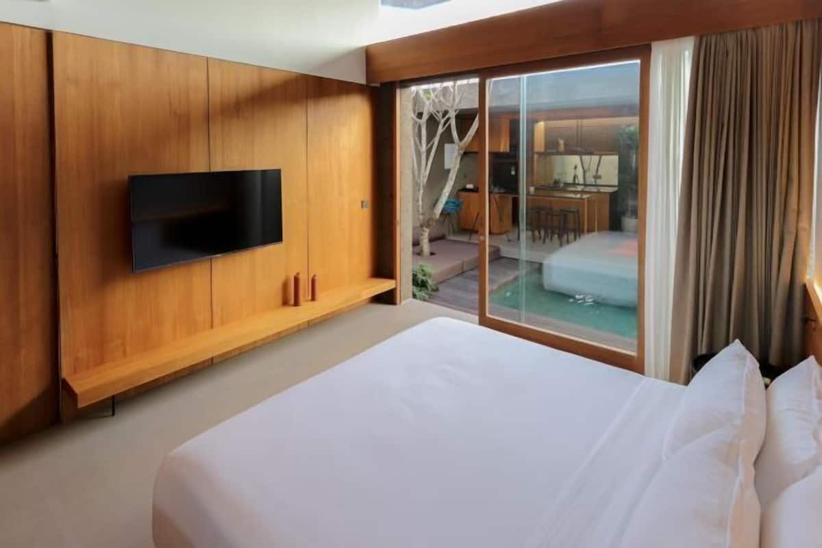 2 bedrooms, Egyptian cotton sheets, premium bedding, minibar