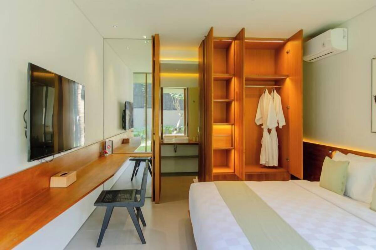 Egyptian cotton sheets, premium bedding, minibar, in-room safe