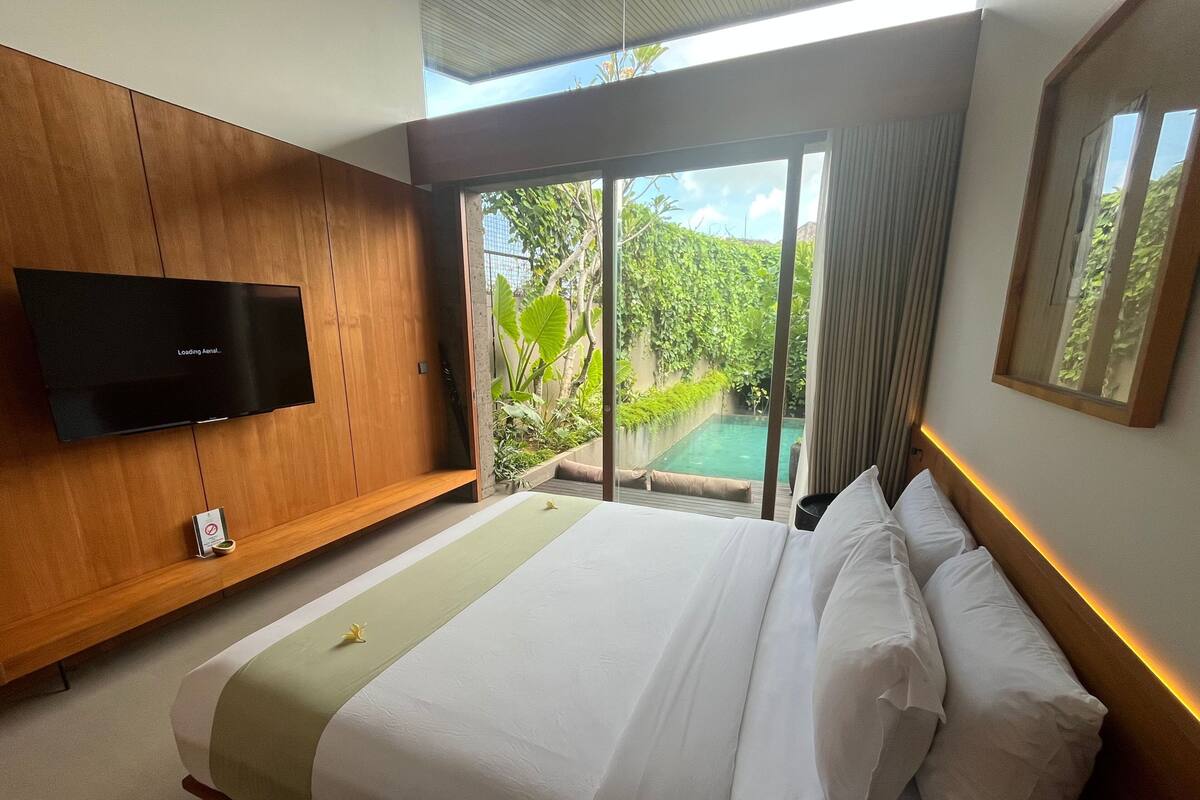 Egyptian cotton sheets, premium bedding, minibar, in-room safe