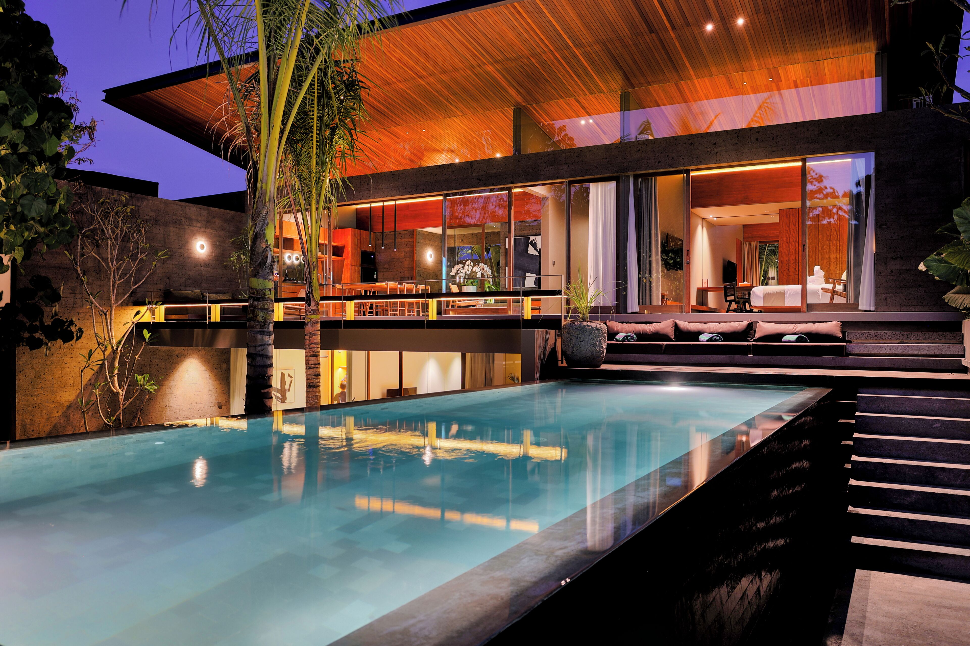 10 Innenpools, Außenpool, Liegestühle