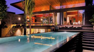 Kolam renang indoor