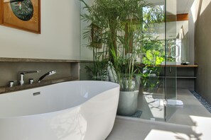 Grand villa, 3 slaapkamers | Badkamer | Een douche, een regendouche, gratis toiletartikelen, een haardroger