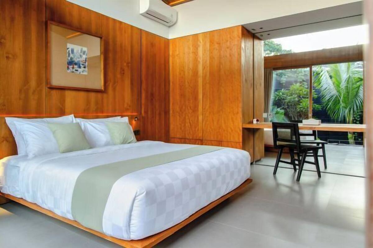 Egyptian cotton sheets, premium bedding, minibar, in-room safe