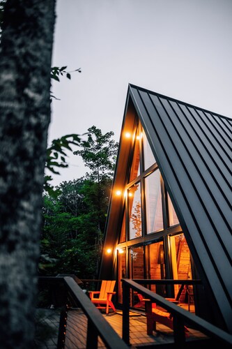 Off-Grid w/ Wood Fired Hot Tub - Modern and Cozy - 4 Kayaks Included - 90 Acres