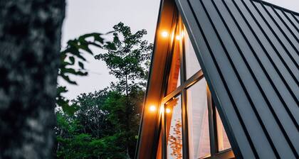 Off-Grid w/ Wood Fired Hot Tub - Modern and Cozy - 4 Kayaks Included - 90 Acres