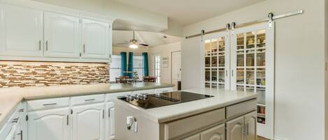 Jääkaappi, mikroaaltouuni, uuni, liesi