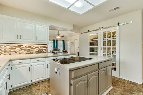 Lake house with Hot tub 4 Bedroom and 3 Bath