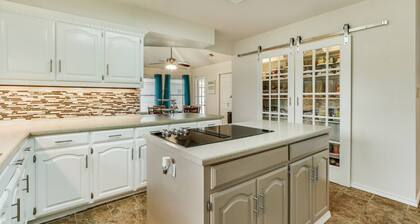 Lake house with Hot tub 4 Bedroom and 3 Bath