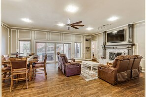 Dining - Lake house with Hot tub 4 Bedroom and 3 Bath (Rowlett)