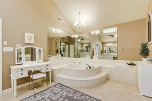 Haartrockner, Handtücher, Seife, Shampoo