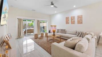 Una televisión, una mesa de tenis de mesa