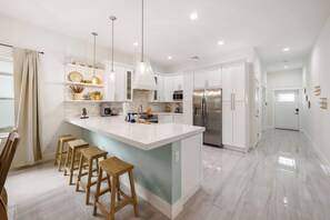 Kjøleskap, mikrobølgeovn, ovn og kokeplater