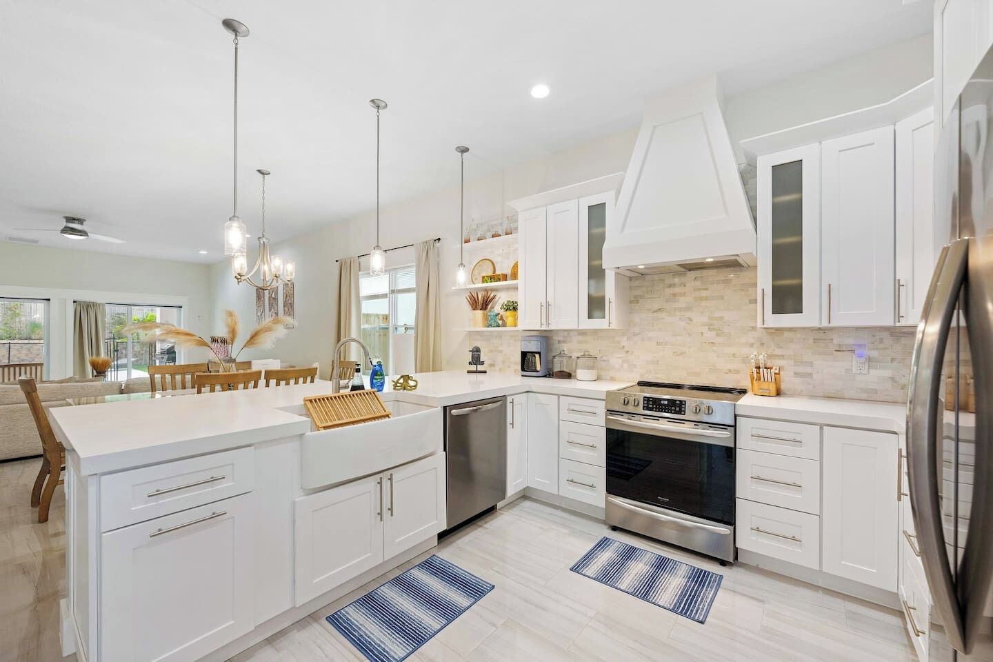 冷蔵庫、電子レンジ、オーブン、コンロ