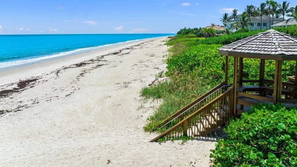 A beach with a wooden gazebo and a clear blue sky. - New*Mini-Golf*Heat or Chill Saltwater Pool*Arcade (Jensen Beach)