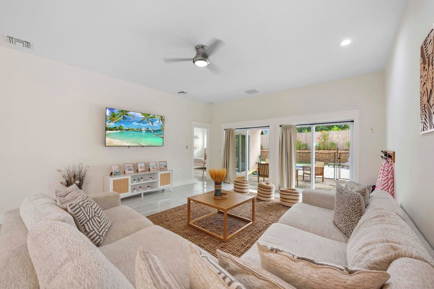 Una televisión, una mesa de tenis de mesa