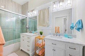 Een douche, een haardroger, handdoeken