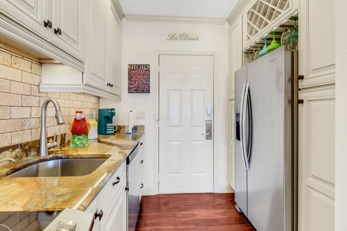 Cozy Designer Studio with Water views of Marina in Port of The Islands Naples!