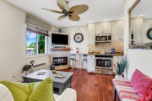 Smart TV, fireplace - Cozy Designer Studio with Water views of Marina in Port of The Islands Naples! (Naples)