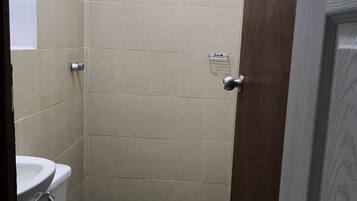 Habitación cuádruple básica | Baño