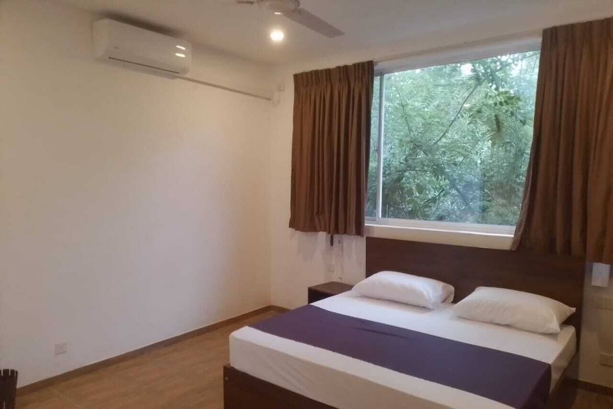 Quarto casal luxo | Escrivaninha, espaço de trabalho para notebook
