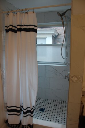 Douche, séchoir à cheveux, serviettes fournies, savon