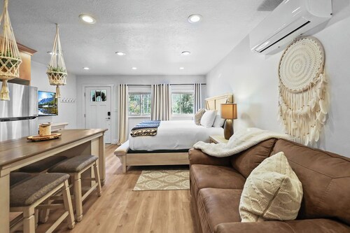 Cozy Fully equipped Studio w/king size bed, kitchen in Sundance Resort!