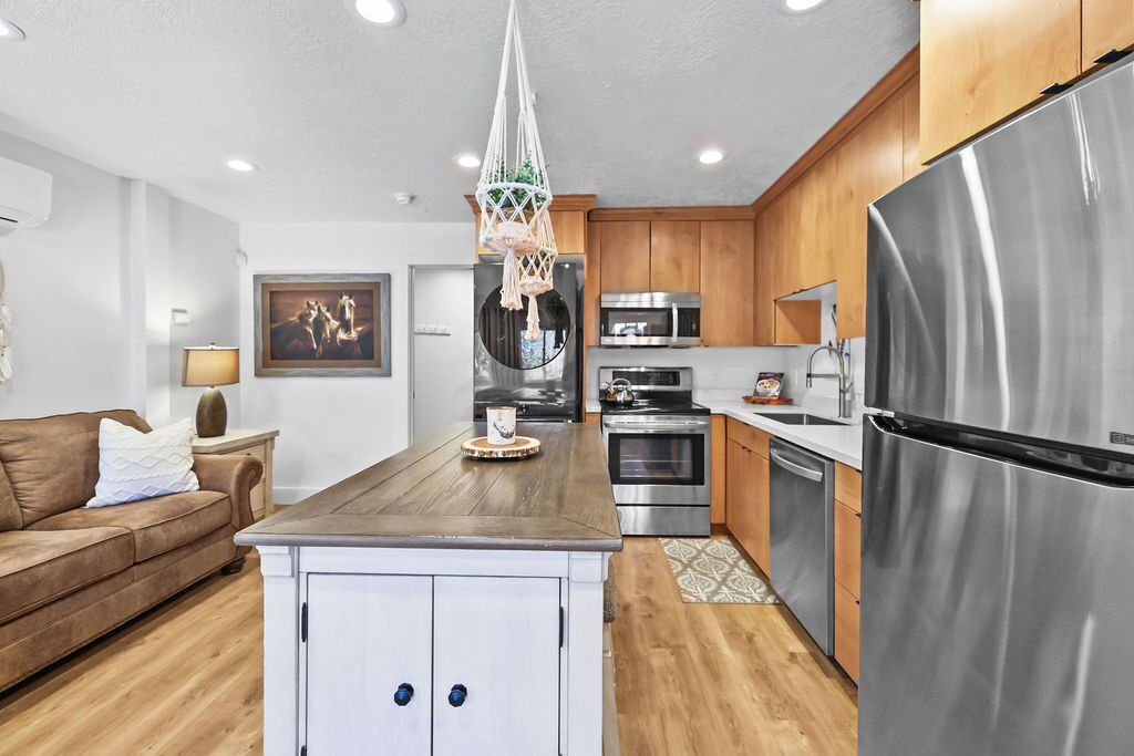 冷蔵庫、電子レンジ、オーブン、コンロ