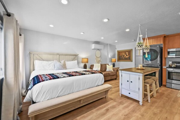 Desk, iron/ironing board, WiFi, bed sheets