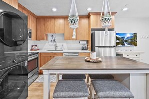 Fridge, microwave, oven, stovetop - 20% Off Valentines Studio at Sundance Utah (Sundance)