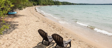 Chaises longues, serviettes de plage