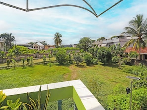 Un quartier résidentiel avec des maisons, de la verdure et un panneau solaire.