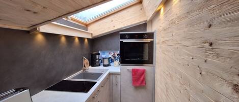 冷蔵庫、オーブン、コンロ、食器洗い機