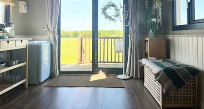 Cosy Meadow Cabin - Glamping in Northumberland